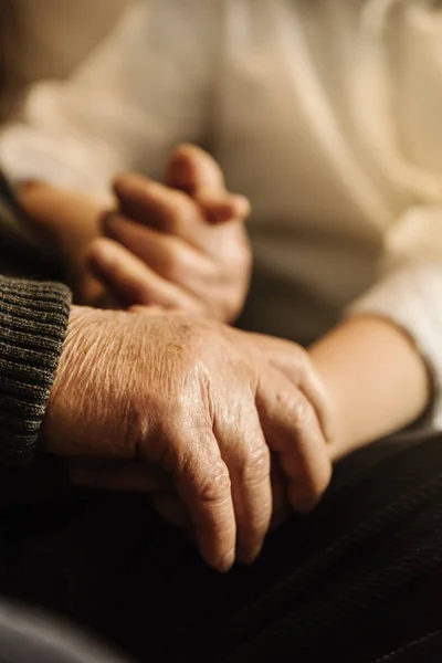 Hand eines alten Menschen hält Hand eines Kindes. — Stockfoto