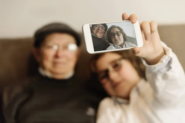 Ο παππούς και ο εγγονός παίρνουν selfie. — Φωτογραφία Αρχείου