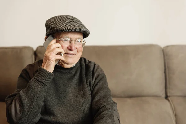 Homme âgé utilisant son téléphone portable . — Photo