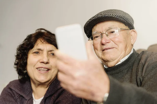 Взлом пожилых людей с помощью мобильного телефона . — стоковое фото