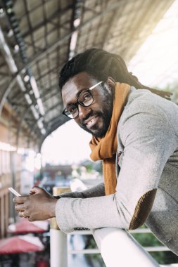 Tren istasyonunda iş adamı.