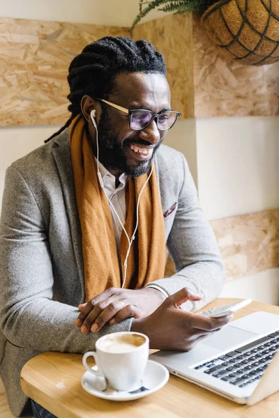 Geschäftsmann mit Laptop im Cofee-Laden. — Stockfoto