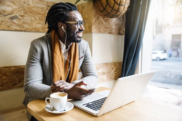 Üzletember használ a laptop a COFEE Shop. — Stock Fotó