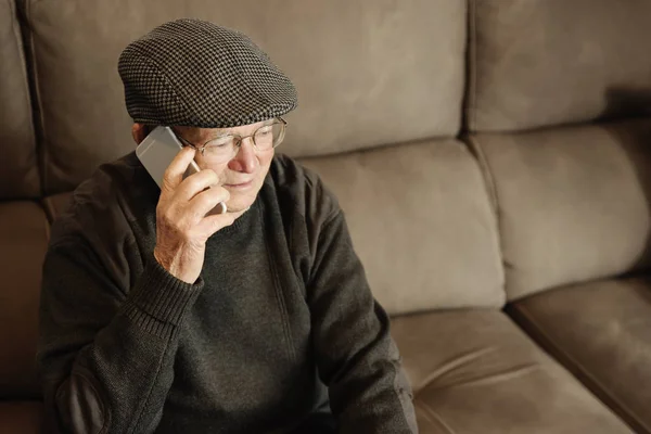 Senior mann som bruker mobiltelefon . – stockfoto