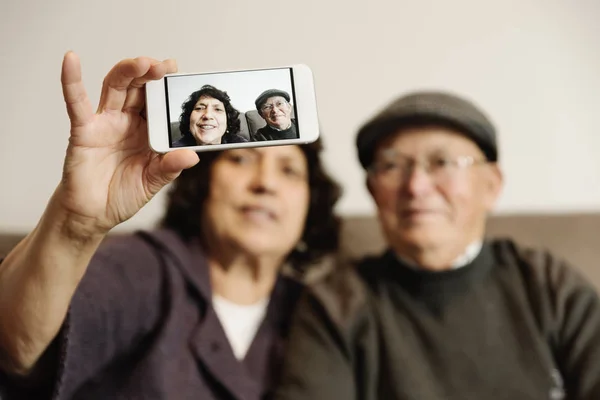 Senior giftemål med mobiltelefon . – stockfoto