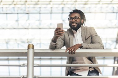 Tren istasyonunda iş adamı.