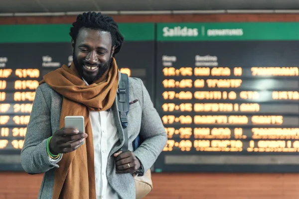 Tren istasyonunda iş adamı.