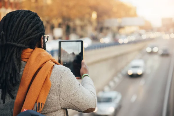 Homme d'affaires utilisant histablet dans la rue . — Photo