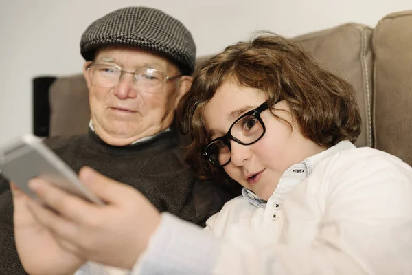 Ο παππούς και ο εγγονός παίρνουν selfie. — Φωτογραφία Αρχείου