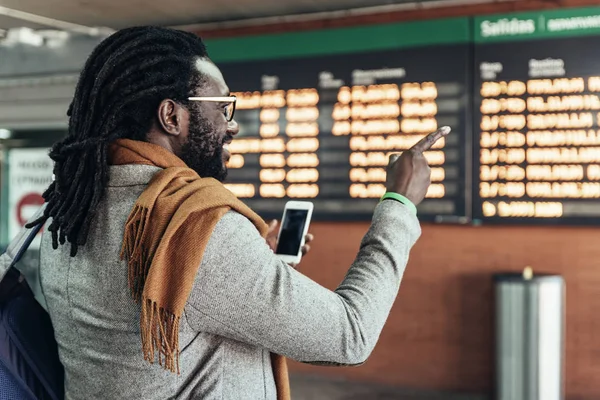 Homme d'affaires à la gare . — Photo