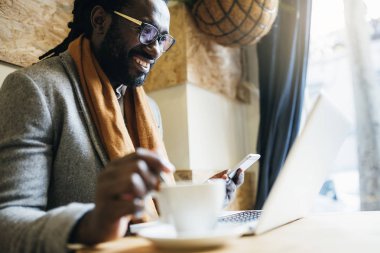 Cofee Shop'ta dizüstü bilgisayarını kullanan işadamı.