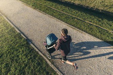Baba ve oğul parkta koşuyor.