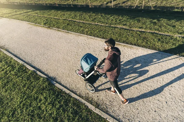 Padre e hijo caminando en el parque. — Foto de Stock