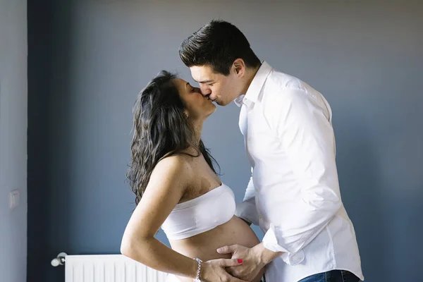 Mutter und Vater warten auf ihr Neugeborenes. — Stockfoto