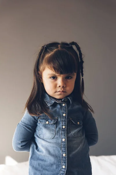 Porträtt av vackra ledsen flicka. — Stockfoto