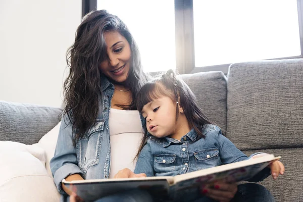 Madre leyendo un libro a su hija . — Foto de Stock