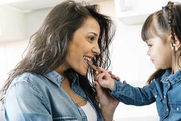 Madre comiendo chocolate con su hija . — Foto de Stock