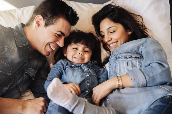 Feliz familia joven con su hija . — Foto de Stock