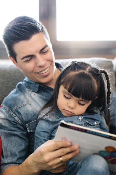 Vater liest ihrer Tochter ein Buch vor. — Stockfoto
