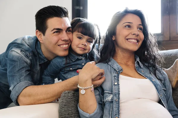 Feliz familia joven con su hija . — Foto de Stock