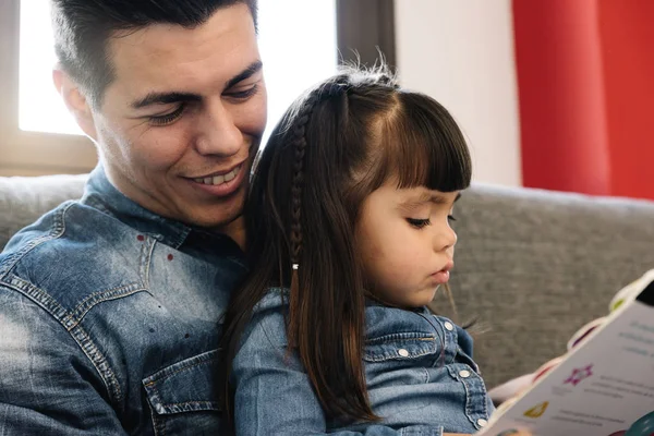 Vater liest ihrer Tochter ein Buch vor. — Stockfoto