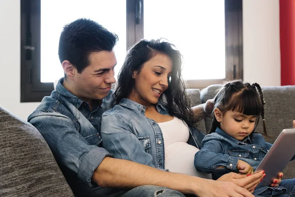 Glückliche Familie mit Tablet. — Stockfoto