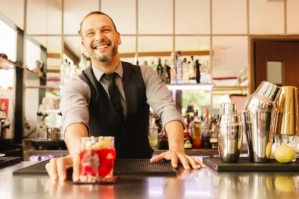 Barman dělá koktejl v nočním klubu. — Stock fotografie