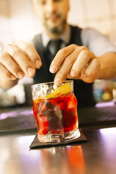 Barman está haciendo cóctel en el club nocturno. . — Foto de Stock