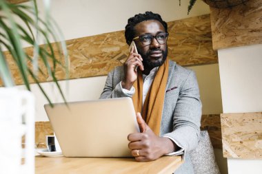 Diz üstü kahve dükkanında kullanarak iş adamı.