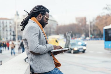 Diz üstü sokakta kullanarak iş adamı.