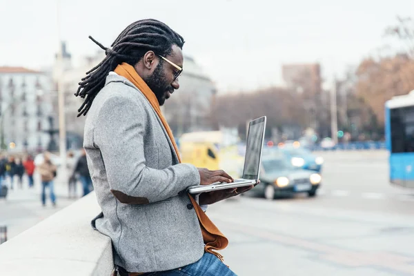 Бизнесмен использует свой ноутбук на улице . — стоковое фото
