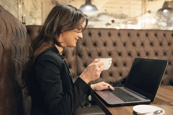 Üzletasszony, felhasználva a laptop, és a mobil a kávézóban. — Stock Fotó