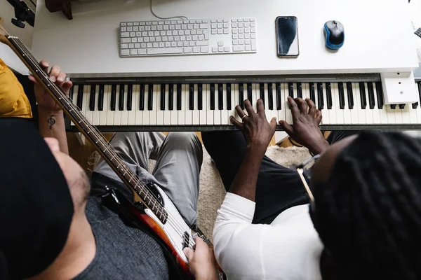 Konstnärer som producerar musik. — Stockfoto