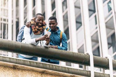 Sokağın ortasında telefon kullanarak iş erkek.