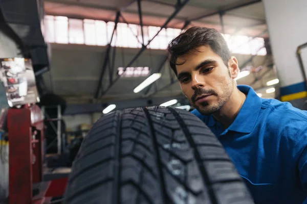 Mecánico de coche profesional trabajando. — Foto de Stock