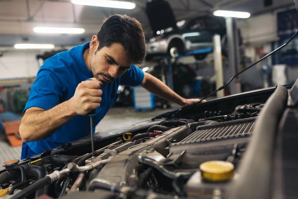 Professionele werktuigkundige herstellen van auto. — Stockfoto