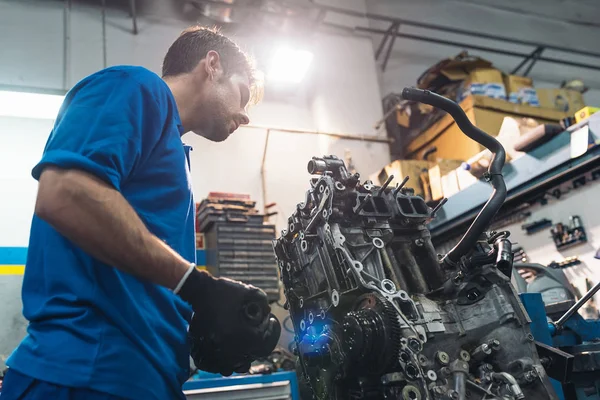 Professionele werktuigkundige herstellen van auto. — Stockfoto