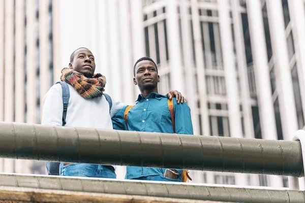 Dois amigos saúdam outras pessoas na rua . — Fotografia de Stock