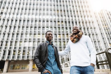 Sokakta yürüyen iki arkadaş..