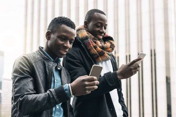 Hombres de negocios usando el móvil en la calle . — Foto de Stock