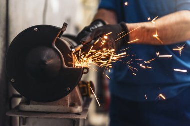 Profesyonel tamirci araba motorunu tamir ediyor..