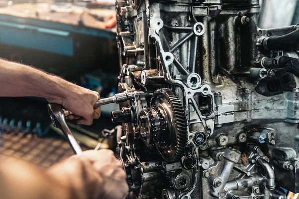 Professional Mechanic Repairing Car. — Stock Photo, Image