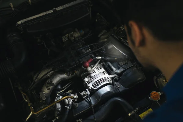 Mécanicien professionnel Réparation moteur de voiture . — Photo