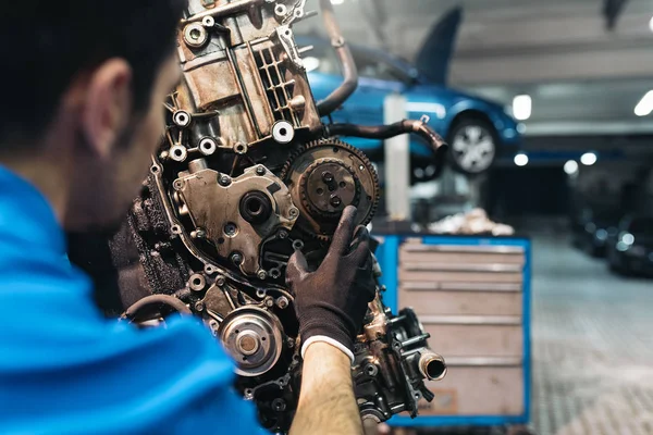 Motor mecânico profissional do carro de reparação . — Fotografia de Stock