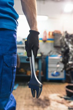 Profesyonel tamirci araba motorunu tamir ediyor..