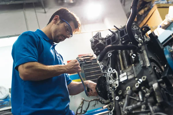 Профессиональный механический ремонт автомобильного двигателя . — стоковое фото