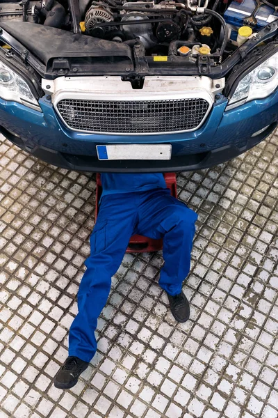 Coche mecánico profesional de reparación . — Foto de Stock