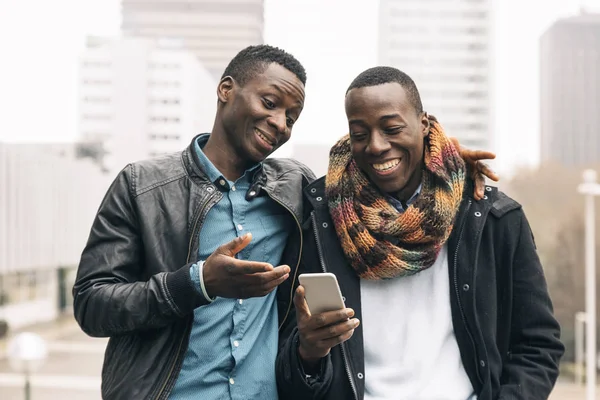 Homens de negócios usando celular na rua . — Fotografia de Stock