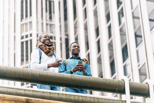 Homens de negócios usando celular na rua . — Fotografia de Stock