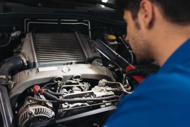 Profesyonel tamirci araba motorunu tamir ediyor..